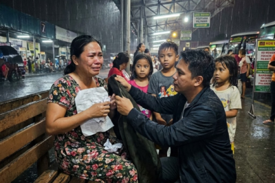 ITINAPON NA PARANG BASURA SA GITNA NG MALAKAS NA ULAN: ANG NAKAKAPANGHILAKBOT NA SINAPIT NG ISANG ASAWANG “BAOG” AT ANG HINDI INAASAHANG HIMALA SA TERMINAL NG BUS NA NAGPAIYAK SA BUONG PILIPINAS! ALAMIN KUNG PAANO ANG ISANG KAHALAGAHANG INAKALANG TAPOS NA AY NAGBUNGA NG ISANG PAG-IBIG NA HIGIT PA SA DUGO AT LAMAN. ISANG KWENTONG MAGPAPAMULAT SA INYONG MGA MATA NA ANG PAGIGING INA AY HINDI LAMANG SA SINAPUPUNAN NASUSUKAT! NAKAKAKILABOT, NAKAKAIYAK, AT TUNAY NA INSPIRASYON SA LAHAT NG MGA KABABAIHANG PINAGKAITAN NG TADHANA!